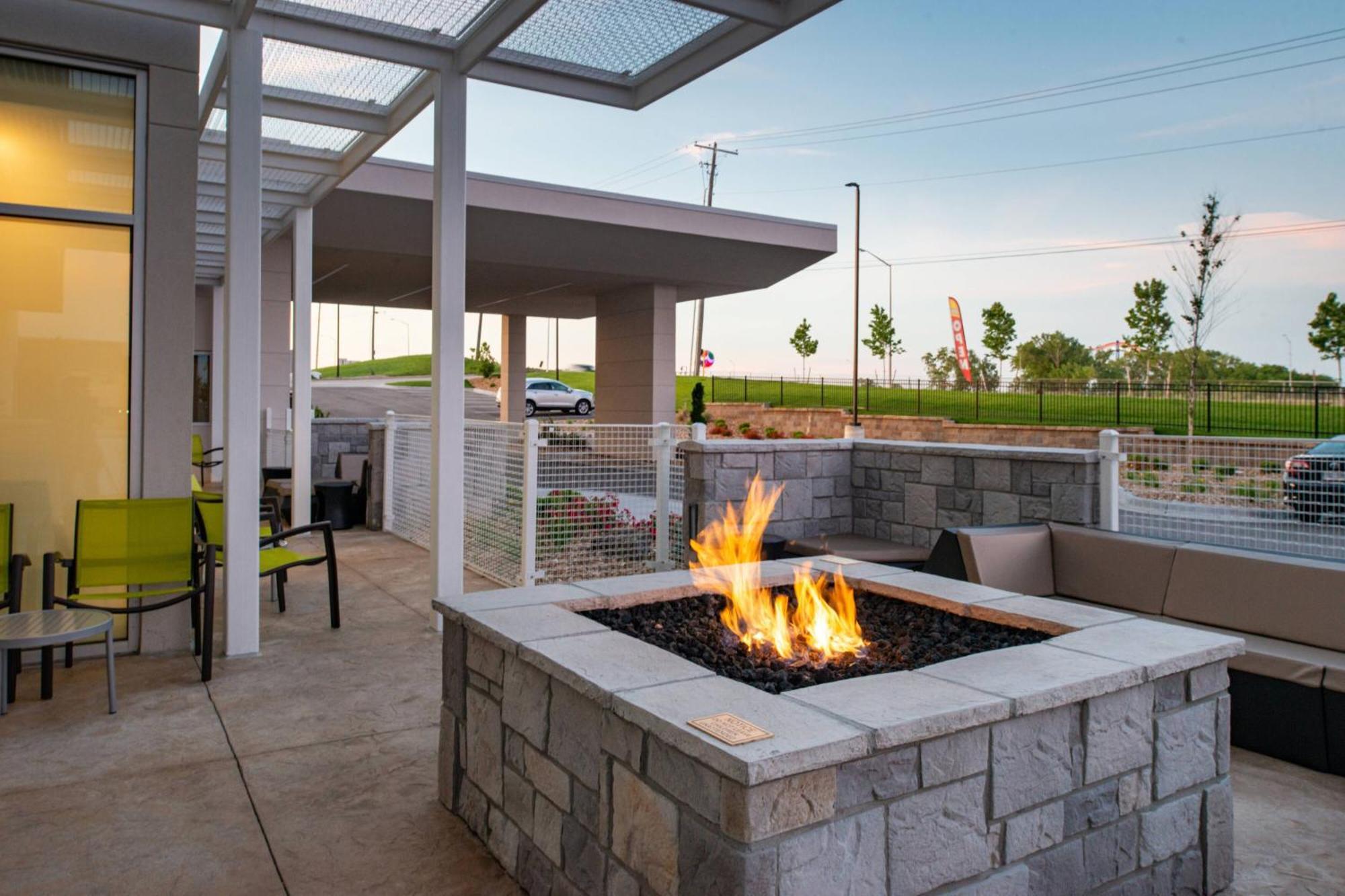 Springhill Suites By Marriott Kansas City Northeast Exterior photo