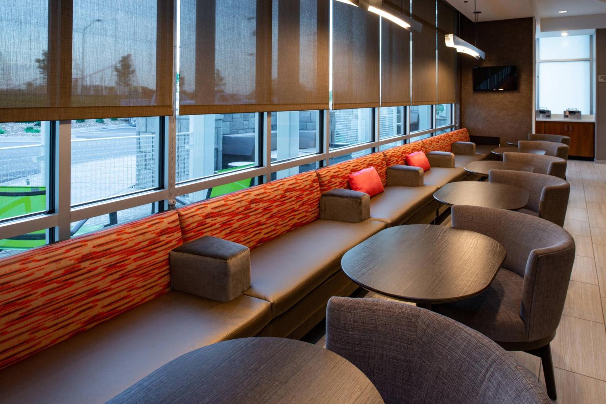Springhill Suites By Marriott Kansas City Northeast Exterior photo